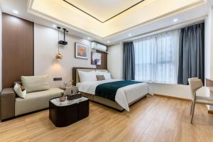 Una cama o camas en una habitación de East Maple International Apartment - Guangzhou Luogang Wanda Plaza Suyuan Metro Station