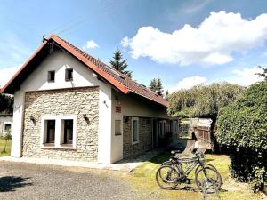 a bicycle parked in front of a building at Historická chalupa Lhotky 1844 - soukromí a klid u Sázavy in Malotice