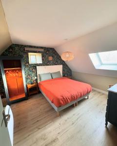 Un pat sau paturi într-o cameră la Maison de Yec'hed mat, authentique et charmante.