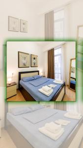 - une chambre avec un lit bleu et des serviettes dans l'établissement Best Location Apartment in Old Tbilisi, à Tbilissi