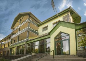 una vista exterior de un edificio en Hostel Teleki, en Sovata