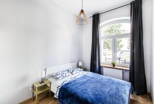 Ліжко або ліжка в номері Smart Rental Management Stara Oficyna Apartments
