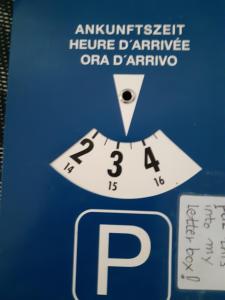 een blauw bord met een foto van een parkeermeter bij Central and cosy apartment tramstrasse 8050 Zürich in Zürich