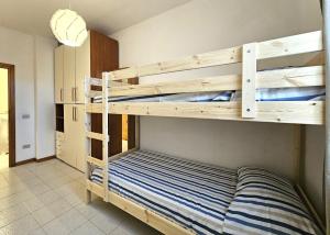 una camera con due letti a castello in una stanza di Matteo's Apartments Cecina Mare a Cecina
