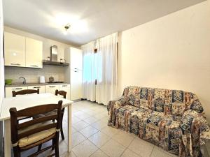 un soggiorno con un divano e un tavolo di Matteo's Apartments Cecina Mare a Cecina Altre 15 foto