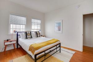 Een bed of bedden in een kamer bij Blueground Beverly Hills nr shops dining LAX-1180