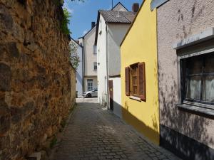 an alley in a town with a yellow building at Boardinghouse Stadtmauer in Schwandorf in Bayern