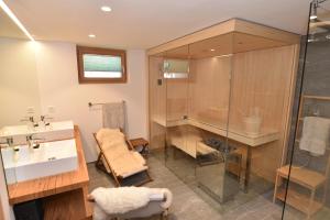 Koupelna v ubytování Fantastic renovated Chalet in the heart of Alps + 23 fotografií