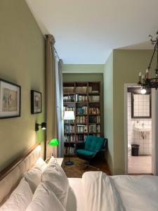 ein Schlafzimmer mit einem Bett und einem Stuhl in einem Zimmer in der Unterkunft Kesletz House in Sibiu