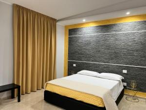 ein Schlafzimmer mit einem Bett und einem großen Fenster in der Unterkunft Agri-Resort Luxury Farm in Marigliano