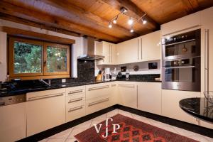 A cozinha ou cozinha compacta de L'Alouvy Winter Dream Chalet for Family at Verbier
