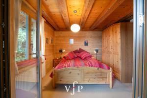 Cama ou camas em um quarto em L'Alouvy Winter Dream Chalet for Family at Verbier