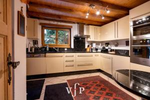 Een keuken of kitchenette bij L'Alouvy Winter Dream Chalet for Family at Verbier