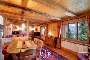 een eetkamer met een houten tafel in een huis bij L'Alouvy Winter Dream Chalet for Family at Verbier in Verbier