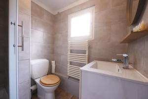 uma casa de banho com um WC, um lavatório e uma janela em Cabana & Cœur de Ville - Proche Gare & Lac em Annecy