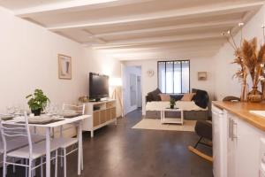 uma sala de estar com uma cozinha e uma sala de jantar em Cabana & Cœur de Ville - Proche Gare & Lac em Annecy