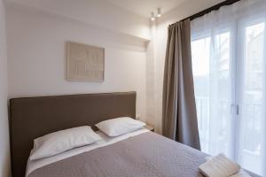 ロードス・タウンにあるLuxury Apartments Of Colossusの窓付きのベッドルームに枕2つ付きのベッド1台が備わります。 +29枚の写真