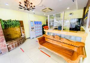 un banco de madera en una habitación con una tienda en Sun Inns D2 @ Seri Kembangan, en Seri Kembangan