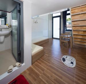 een badkamer met een douche, een wastafel en een toilet bij Nhà Giáng Sinh Trên Đồi Villa in Da Lat