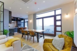 sala de estar con sofá y mesa en Stylish Penthouse with City Views / balcony AC, en Londres