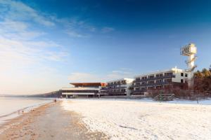 een gebouw aan het strand met een zandstrand bij Pirita Sea View Apartments One bedroom in Tallinn