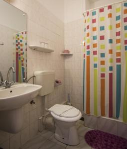 A bathroom at Hostel Teleki