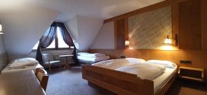 Postel nebo postele na pokoji v ubytování Hotel Waldblick BSR Garten mit Pavillons im Schwarzwald, ideal für Paare, Familien, Hunde + 37 fotografií