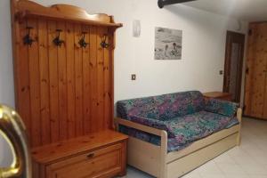 een slaapkamer met een bed en een houten kast bij La Casa nelle Stelle 