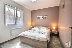 1 dormitorio con 1 cama, 1 ventana y 2 lámparas en Les hortensias en Louannec
