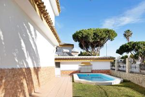 a swimming pool in the yard of a house at Chalet con Piscina y Barbacoa 4 d in Chiclana de la Frontera