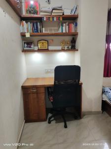 czarne krzesło siedzące przy biurku w pokoju w obiekcie Matoshree Nivas w mieście Lohogaon