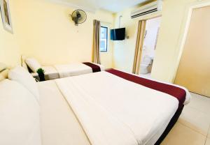 Postel nebo postele na pokoji v ubytování Sun Inns D2 @ Seri Kembangan
