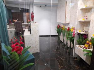 una floristería con tulipanes rojos y amarillos en Hotel Era en Ahmedabad