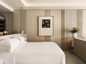 Postel nebo postele na pokoji v ubytování Deos Mykonos - A Myconian Collection Hotel