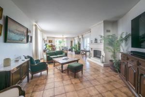 ein Wohnzimmer mit Möbeln und einem Kamin in der Unterkunft Villa Bellet in Nizza
