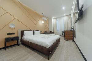 Habitación de hotel con cama y escritorio en Select Hotel en Leópolis