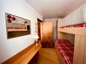 a small bedroom with a bunk bed and a bunk bed at Charlotte Lodge Cervinia in Breuil-Cervinia