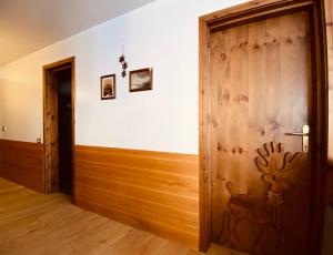 een kamer met een houten deur met een hert erop geschilderd bij Charlotte Lodge Cervinia in Breuil-Cervinia