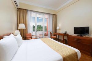 A bed or beds in a room at Inya Lake Hotel Yangon