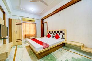 um quarto com uma cama e uma televisão em OYO SPOT ON Hotel My Lord em Bhopal