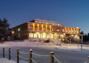 duży budynek w śniegu w nocy w obiekcie Borealis w mieście Saariselkä