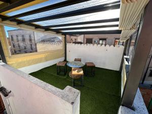 - patio ze stołem i krzesłami na balkonie w obiekcie Casa Victoria w mieście Bargas