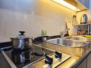 Η κουζίνα ή μικρή κουζίνα στο #12 [NEW] Sunway Resort Family Suite Lagoon View