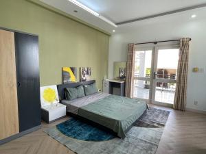 1 dormitorio con cama y ventana grande en Apartment near Tan Dinh market and D1 en Ho Chi Minh