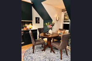 - une salle à manger avec une table et des chaises dans l'établissement The Maple Retreat - Hampstead, à Londres