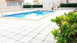a swimming pool in the middle of a courtyard at A H Rentals Carles III Apartamento 150mtrs playa in Sant Carles de la Ràpita