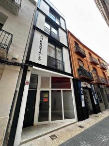 un edificio in una strada cittadina con un negozio di A H Rentals Picasso apartamento a Vinarós