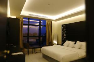 1 dormitorio con cama y ventana grande en ايتن للشقق المخدومه, en Taif