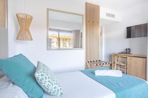 Postel nebo postele na pokoji v ubytování Bahía de Alcudia Hotel & Spa