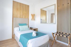 Postel nebo postele na pokoji v ubytování Bahía de Alcudia Hotel & Spa